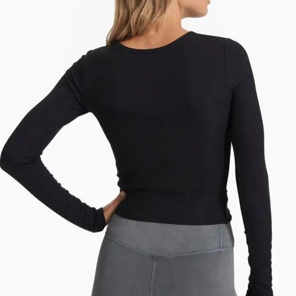VUORI Long Sleeve Cove Twist Crop Tee in Black Size S - Picture 3 of 5